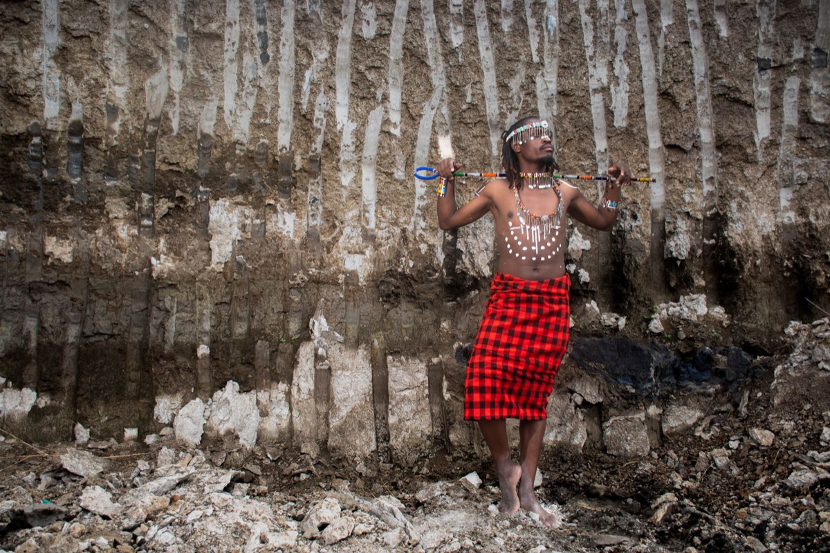 Un guerriero maasai in abito tradizionale