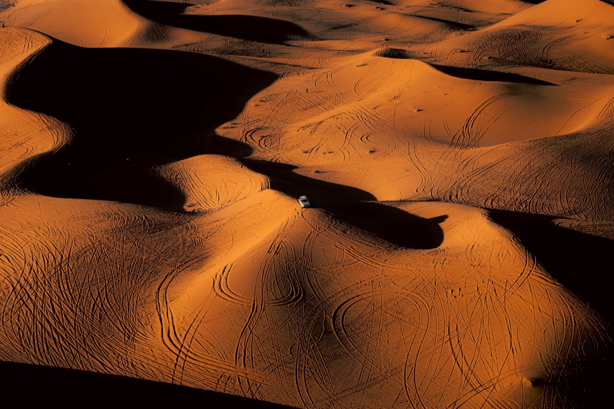 Dunas do deserto de sahara ao amanhecer.