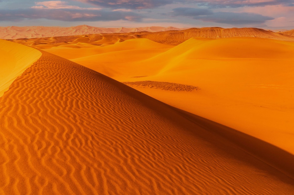 Un désert de Sahara à l'heure du coucher du soleil