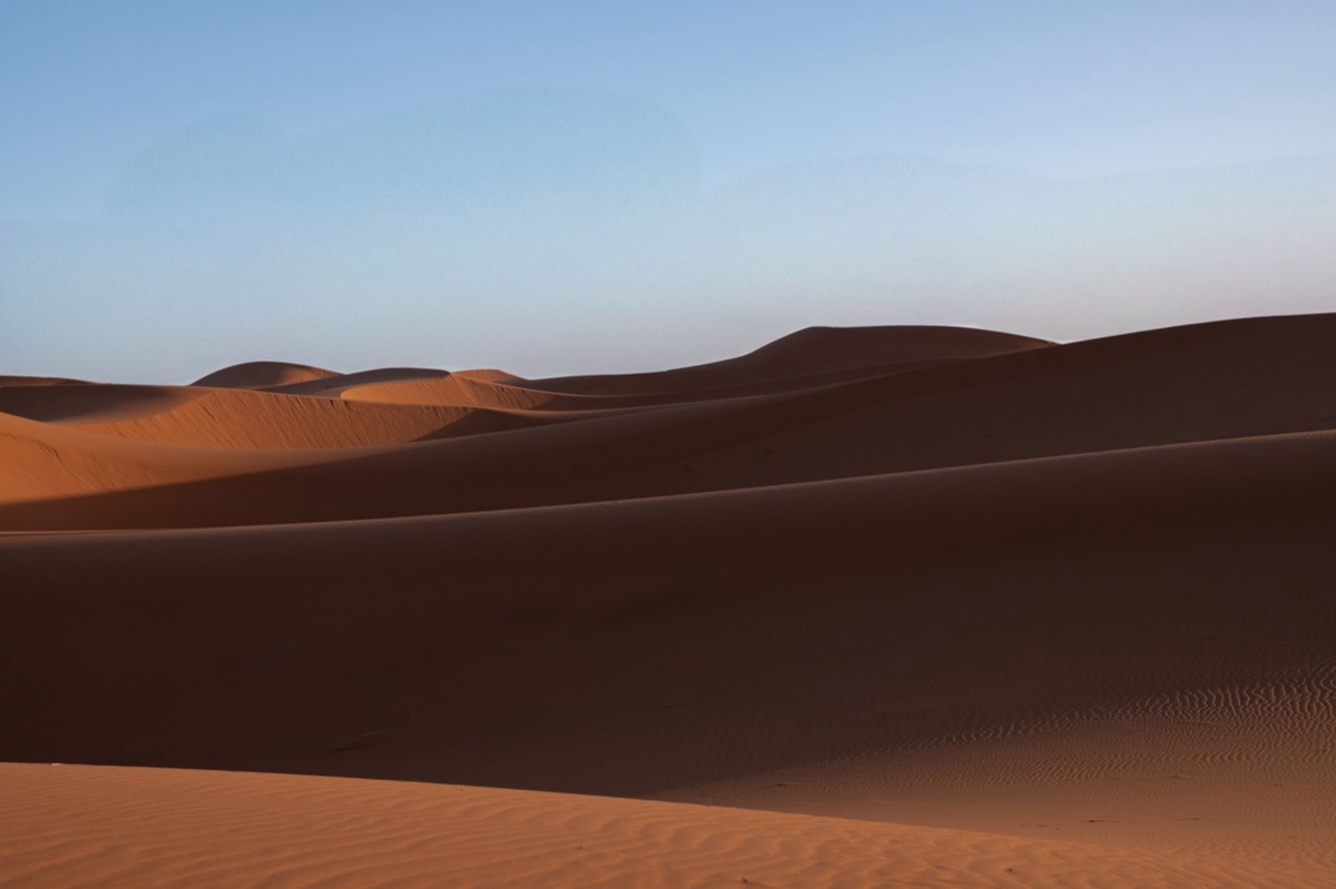 duna do deserto de sahara ao pôr do sol