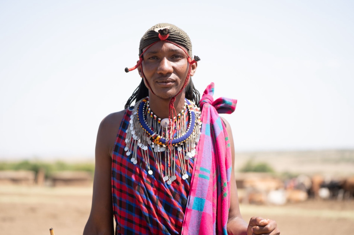 Un guerriero Maasai con una lancia