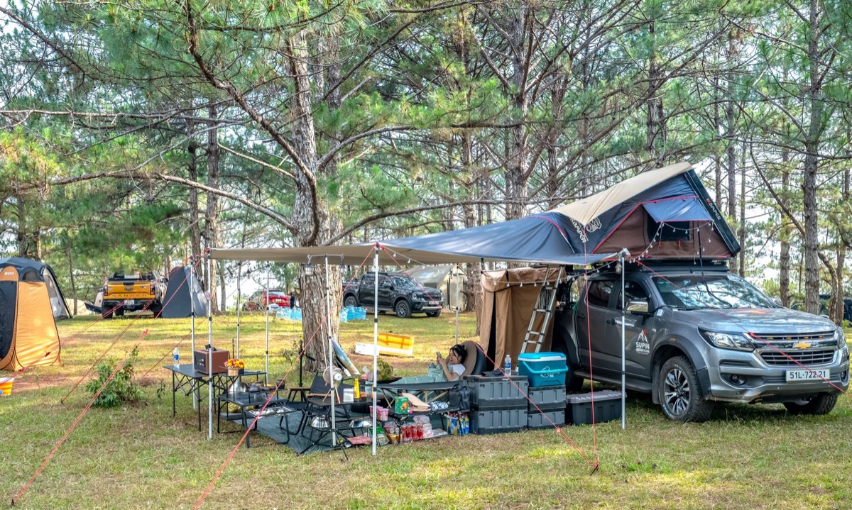 African safari camp met tenten en voertuigen