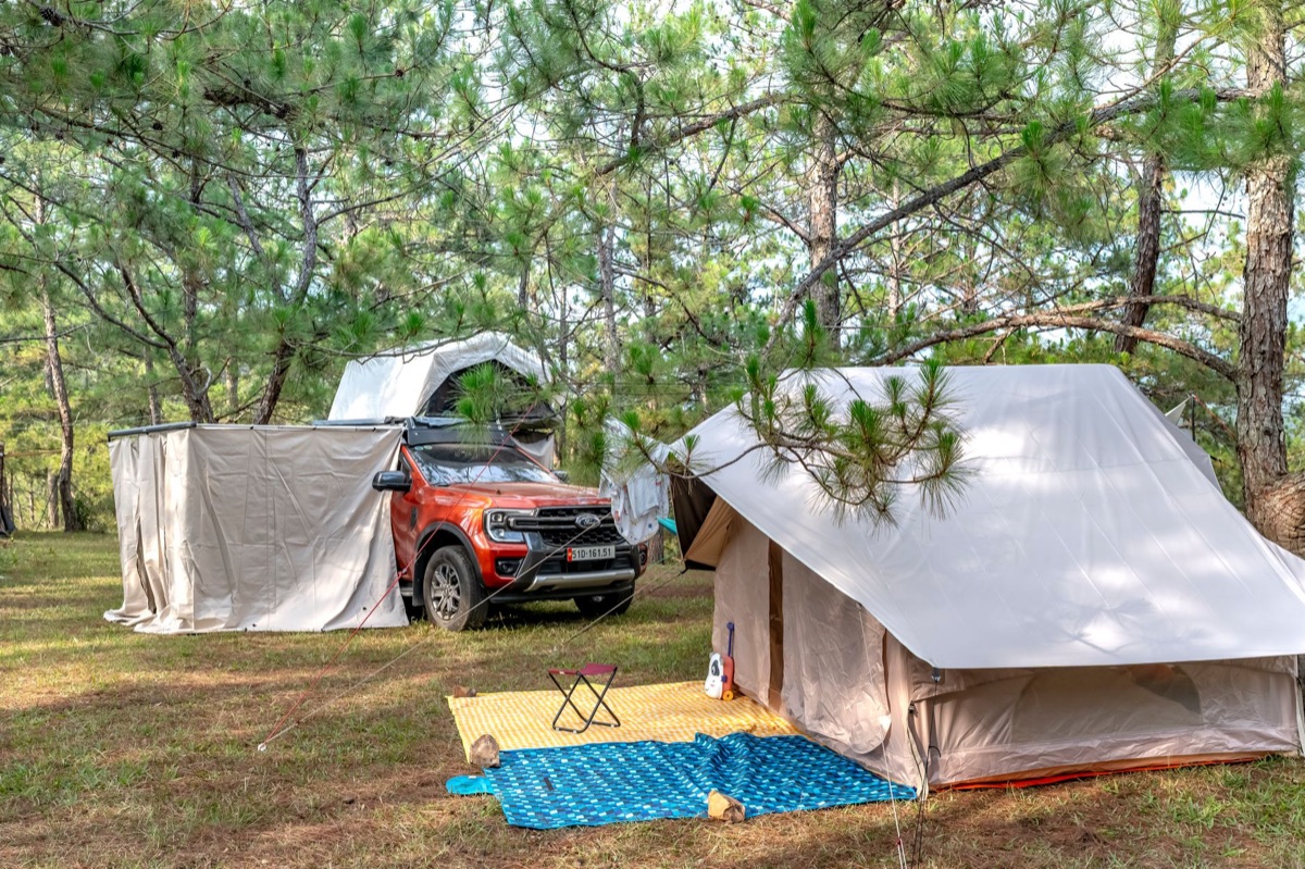 Afrisch safari tent en vrachtwagen